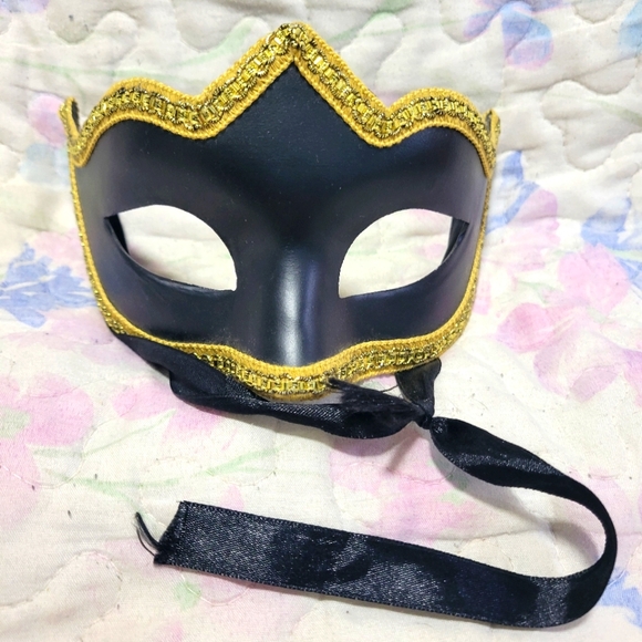 Masquerade Mask - Picture 2 of 7